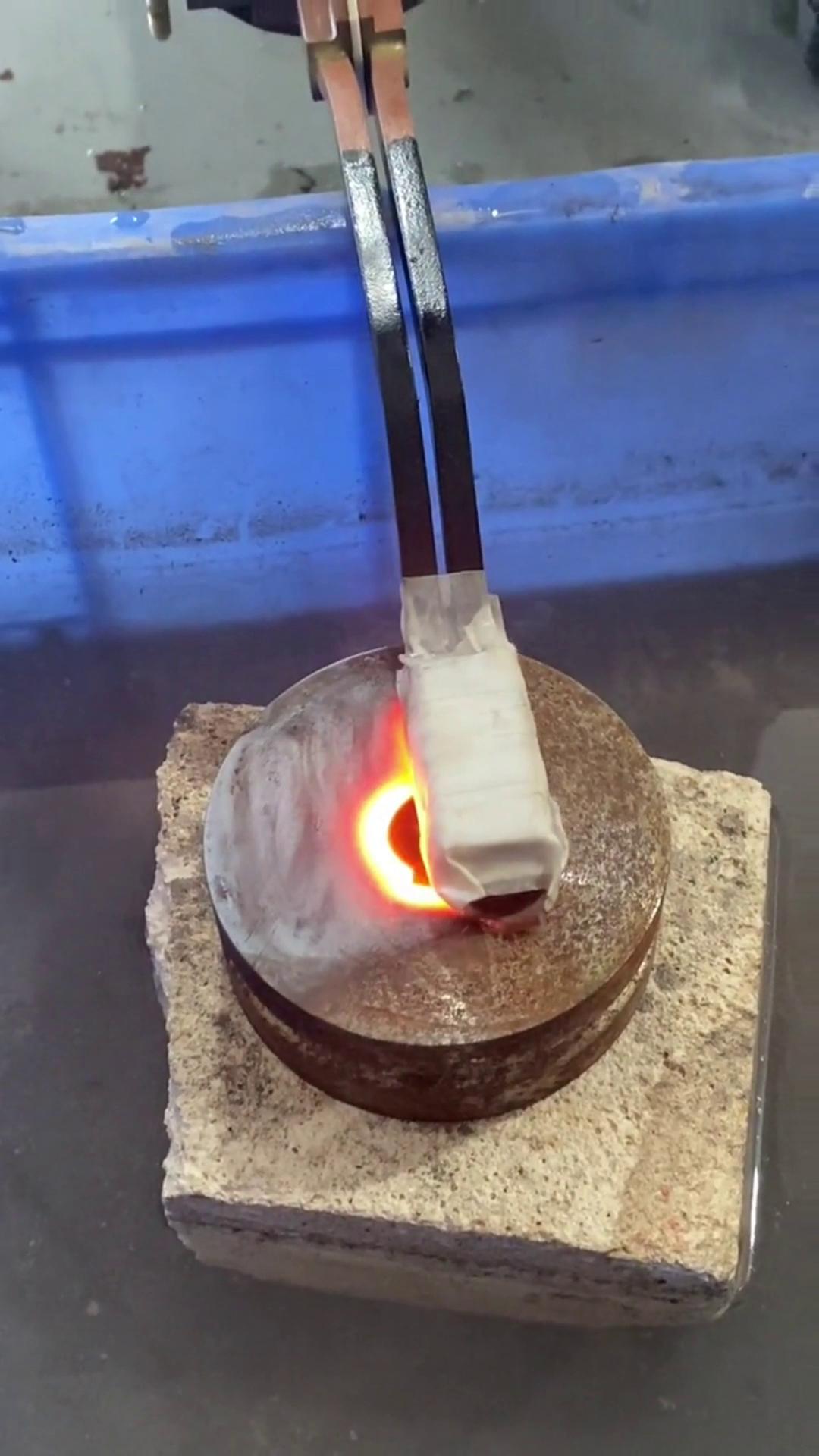 漆包线脱漆热处理使用的高频大香蕉手机在线视频加热设备是一种高效、环保的脱漆解决方案(图2)