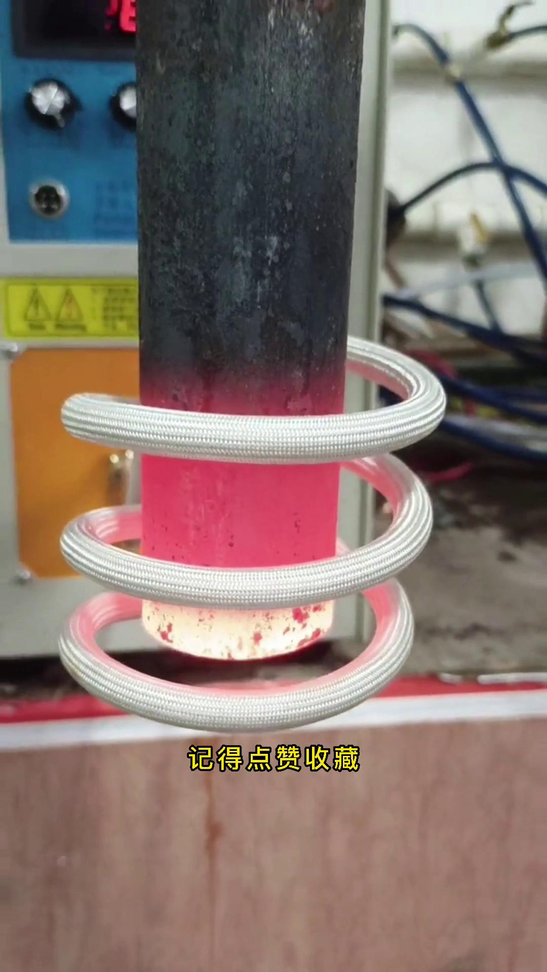 一台看似平平无奇的机器，却可以瞬间把金属棒料加热到一千度以上，这就是神奇的高频加热机