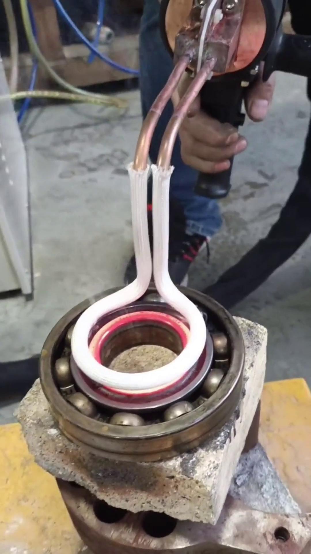 此这款手持式移动设备不仅可以焊接，还可以对金属进行特殊热处理加工 手持移动高频加热机