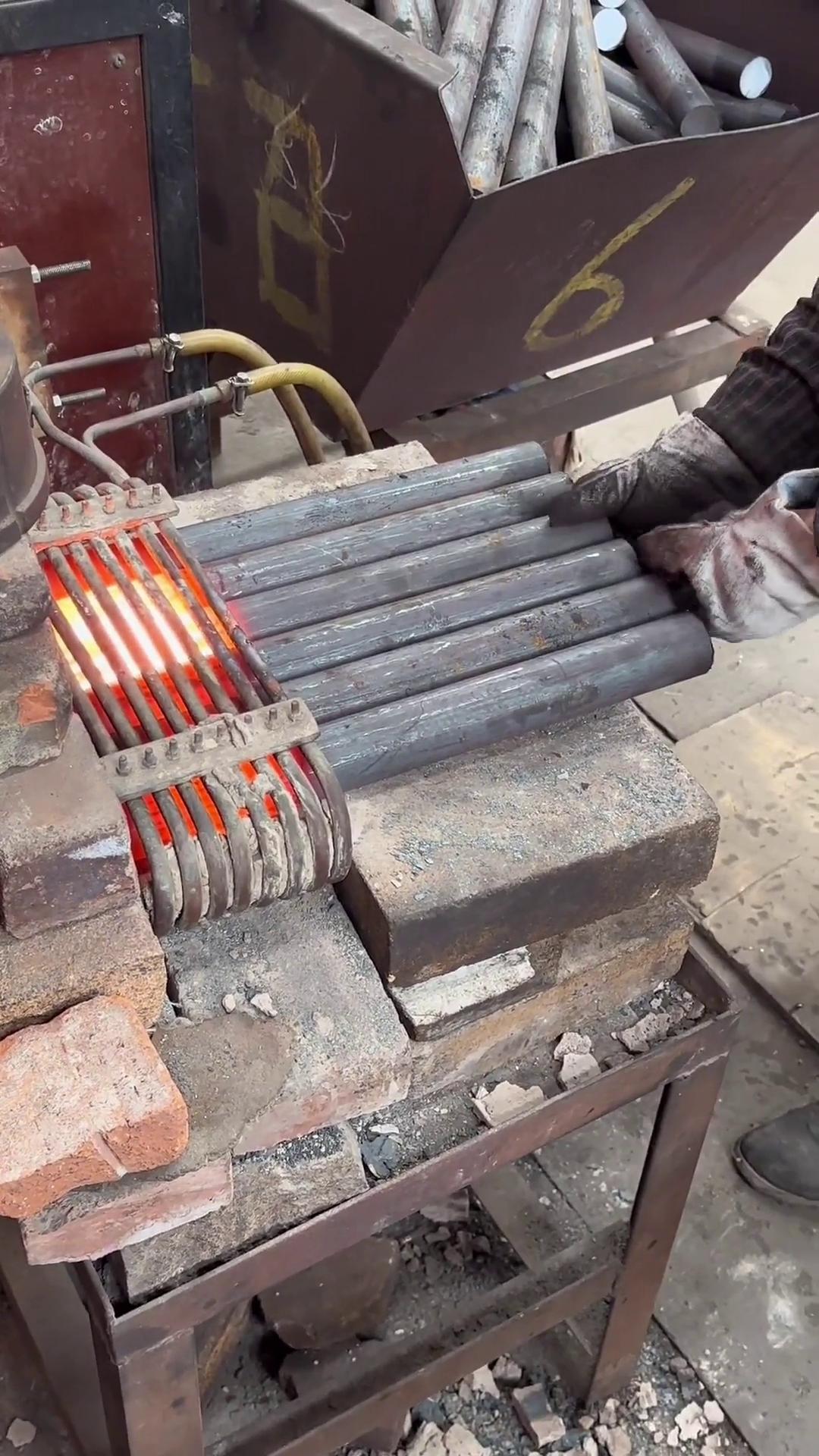 外六角螺丝螺栓锻打 棒料一般会用超音频大香蕉手机在线视频加热来加热 因他都做到多根同时加热且均匀