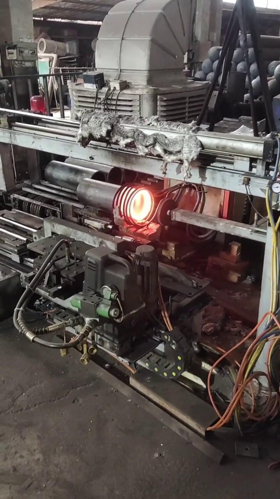 高频大香蕉手机在线视频加热设备 钢管缩口工艺 可以根据工艺要求实现封口扩口等