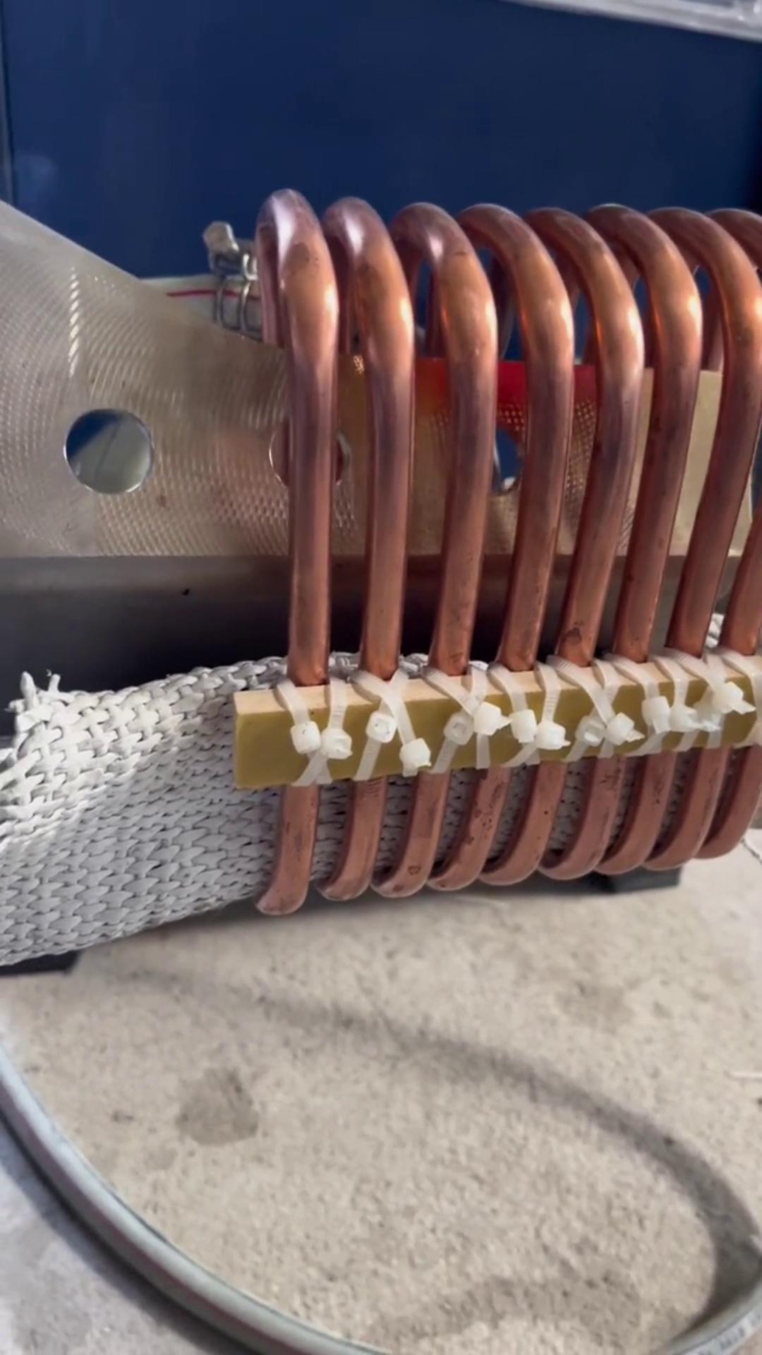 说实话 我也不知道这个是什么工件 但他们我知道它是用超音频大香蕉手机在线视频加热设备能加热的金属