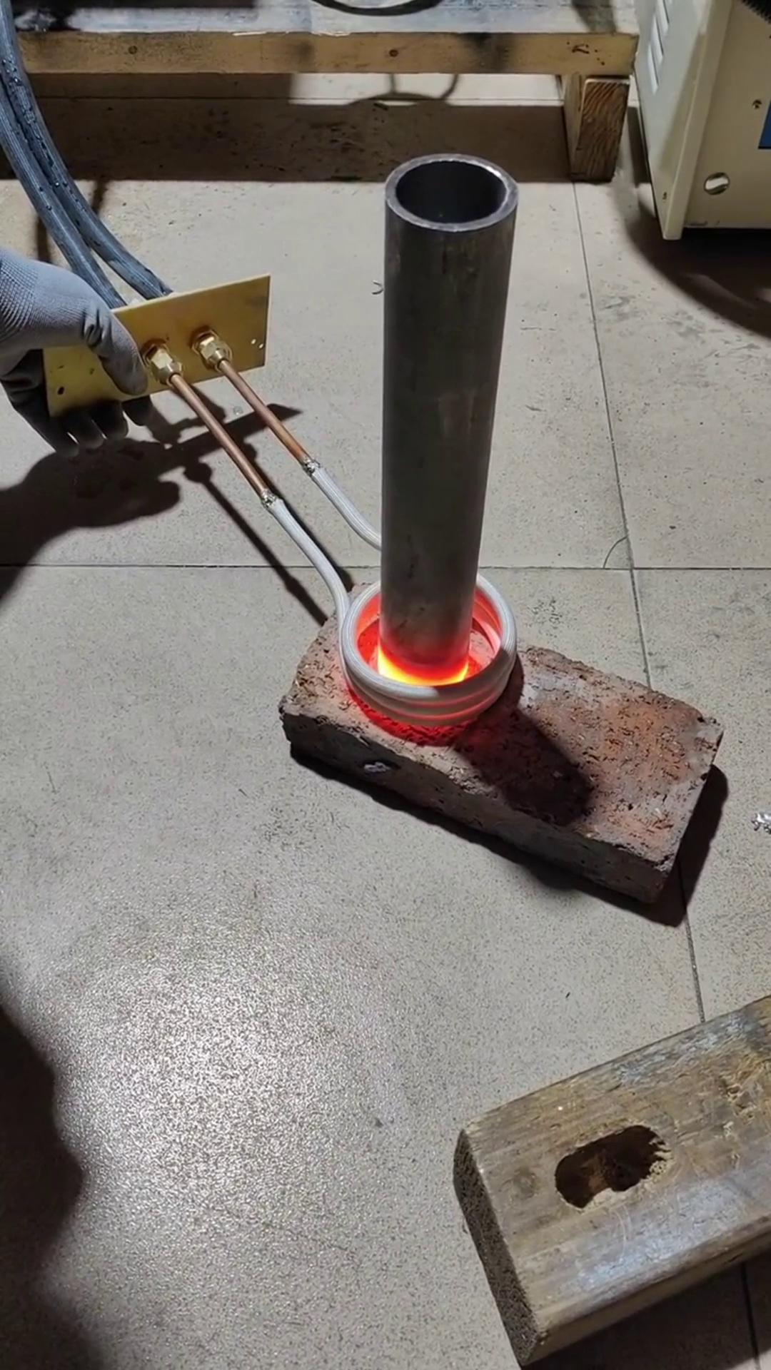 钢管热封头测试， 高频大香蕉手机在线视频加热设备升温速度快 不小心直接融化了 高频封口机