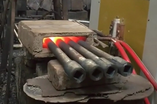 高频大香蕉手机在线视频加热设备加热到1000度，取下回收回来的钻头钨钢(图1)