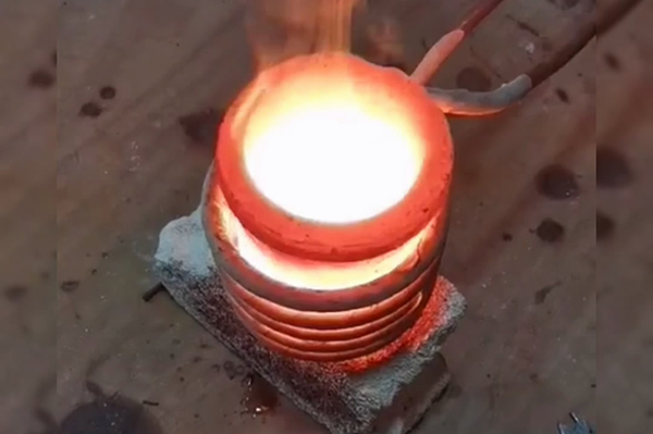 贵金属熔炼炉，它是一种采用中频大香蕉手机在线视频加热设备的环保熔炼炉(图2)