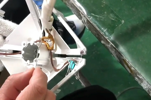 高频焊机电线端子锡焊是一种利用高频电磁场对电线端子进行焊接的方法(图1)