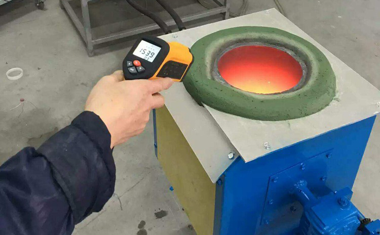 手摇倾倒式中频熔炼炉手摇倾倒式中频熔炼炉适用于多种金属材料的熔炼，如钢铁、铜、铝、锌等