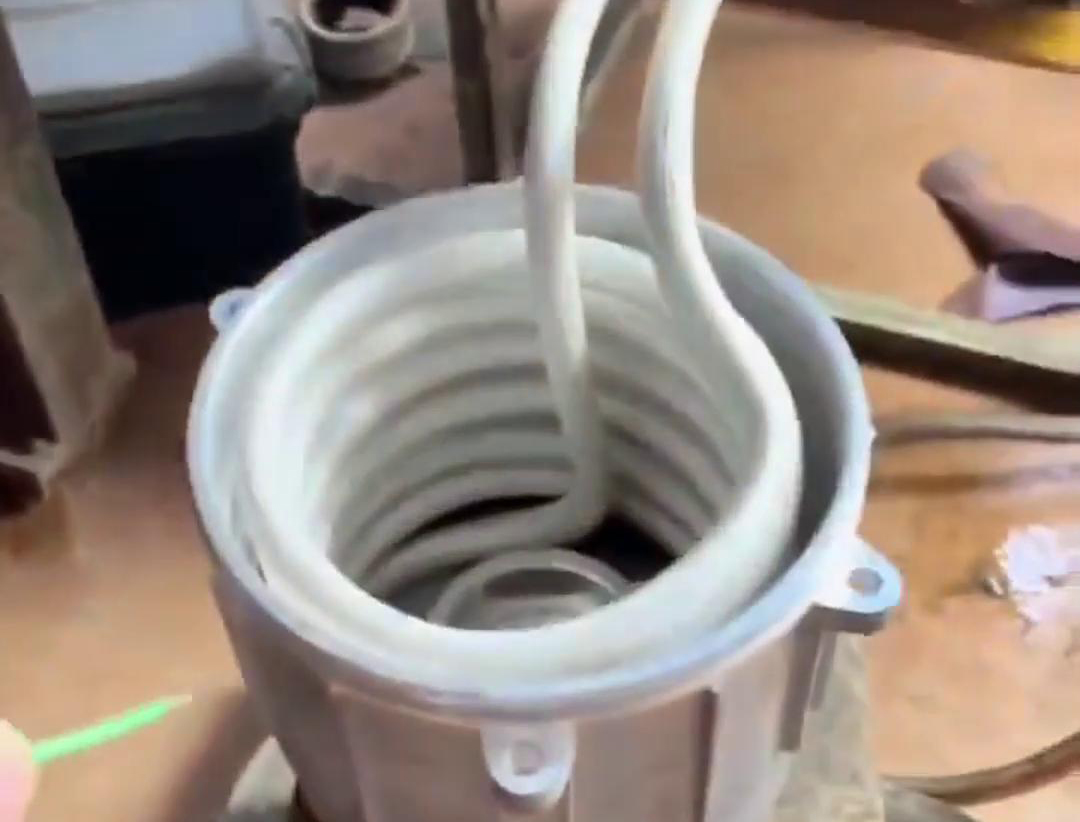 在电机装配中，使用高中频大香蕉手机在线视频加热设备进行轴套或轴承的热装确实是一种常见的装配方法