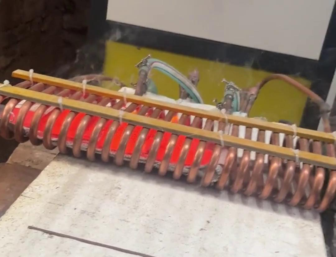 使用高频机进行钻杆焊缝退火可以提高工作效率，同时保证退火效果的均匀性和稳定性