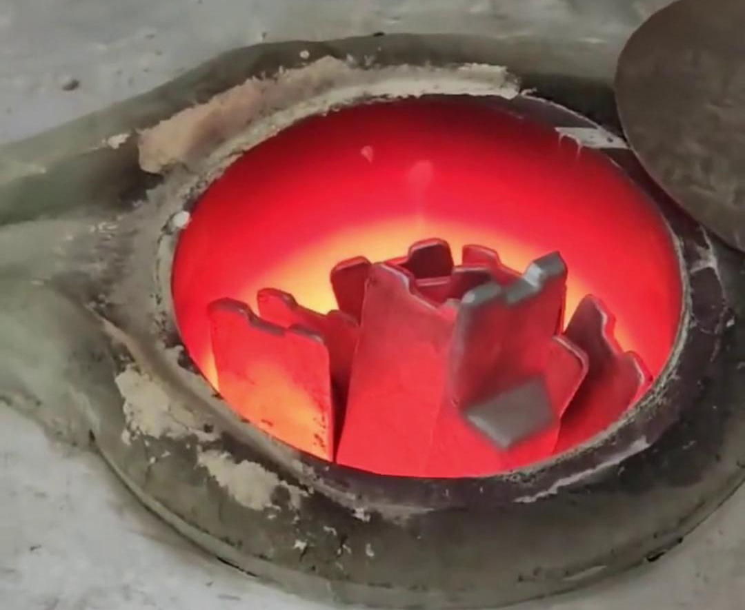 根据客户特定的熔炼需求、生产规模、场地条件等因素，专门设计和制造的中频大香蕉手机在线视频熔铝炉