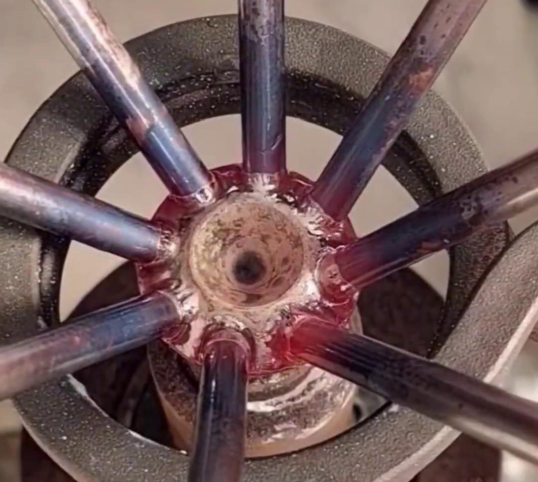 高频焊机的用途非常广泛，其中一种应用是在黄铜分液器焊接中