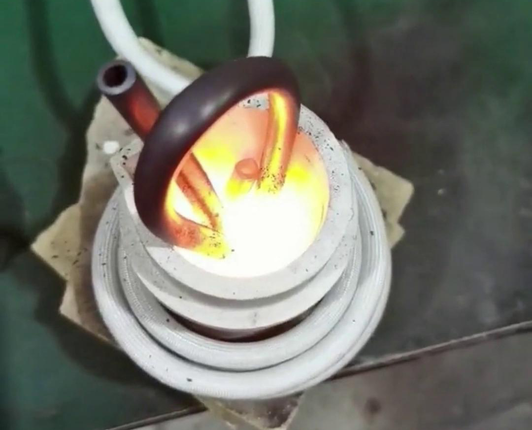 小型高频熔炼炉以其高效、精确、环保的特性成为诸多领域进行金属熔炼的优选设备
