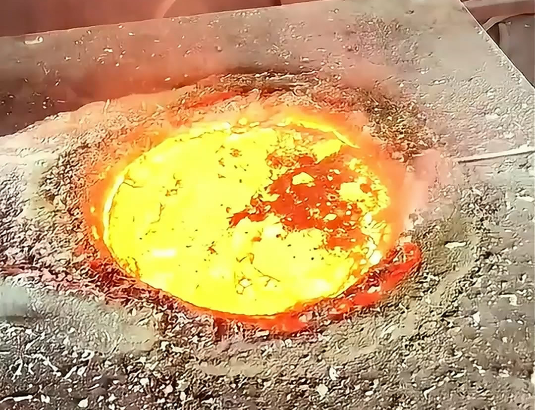 中频熔铜炉：高效、环保的熔炼解决方案