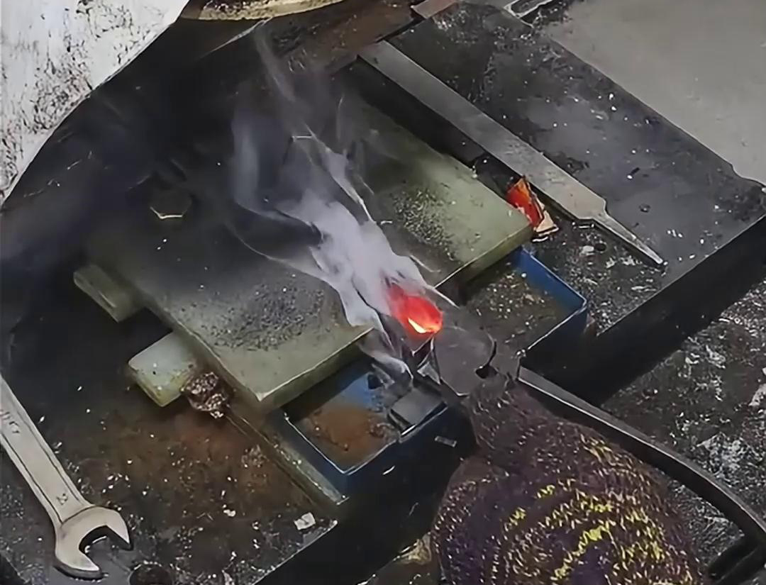 老虎钳口淬火就是使用高频淬火机快速加热，并在短时间内将其冷却