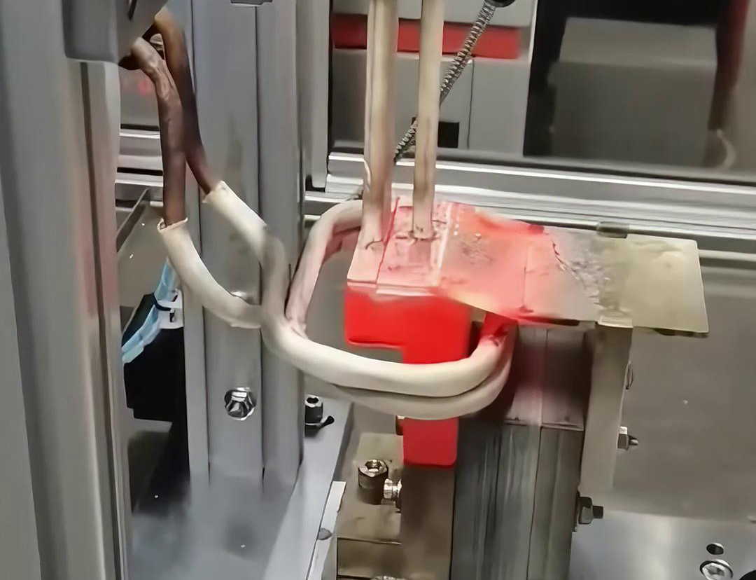 框架断路器母排铜排高频焊接过程。采用高频自动焊接