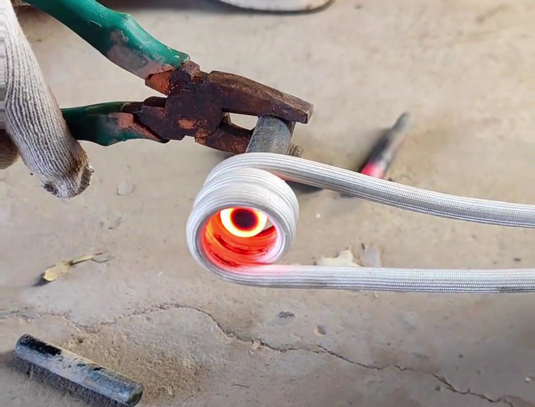 小型高频大香蕉手机在线视频加热设备用于棒料加热热锻锻打热处理