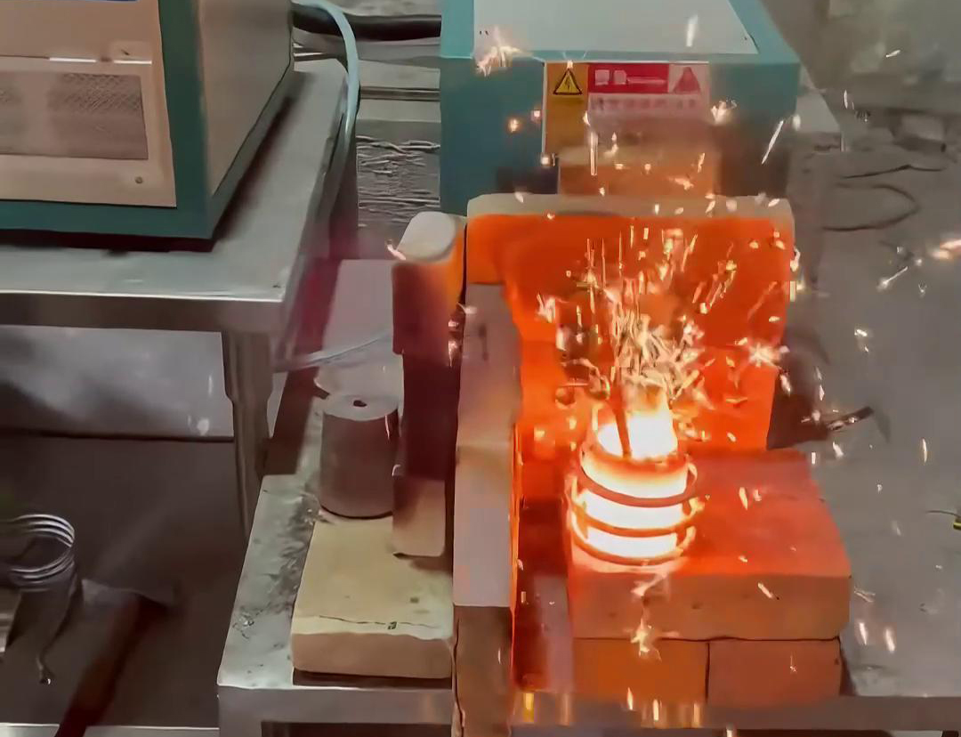 小型高频熔炼炉可以熔炼多种金属和合金，如金银铜铁铝锡等