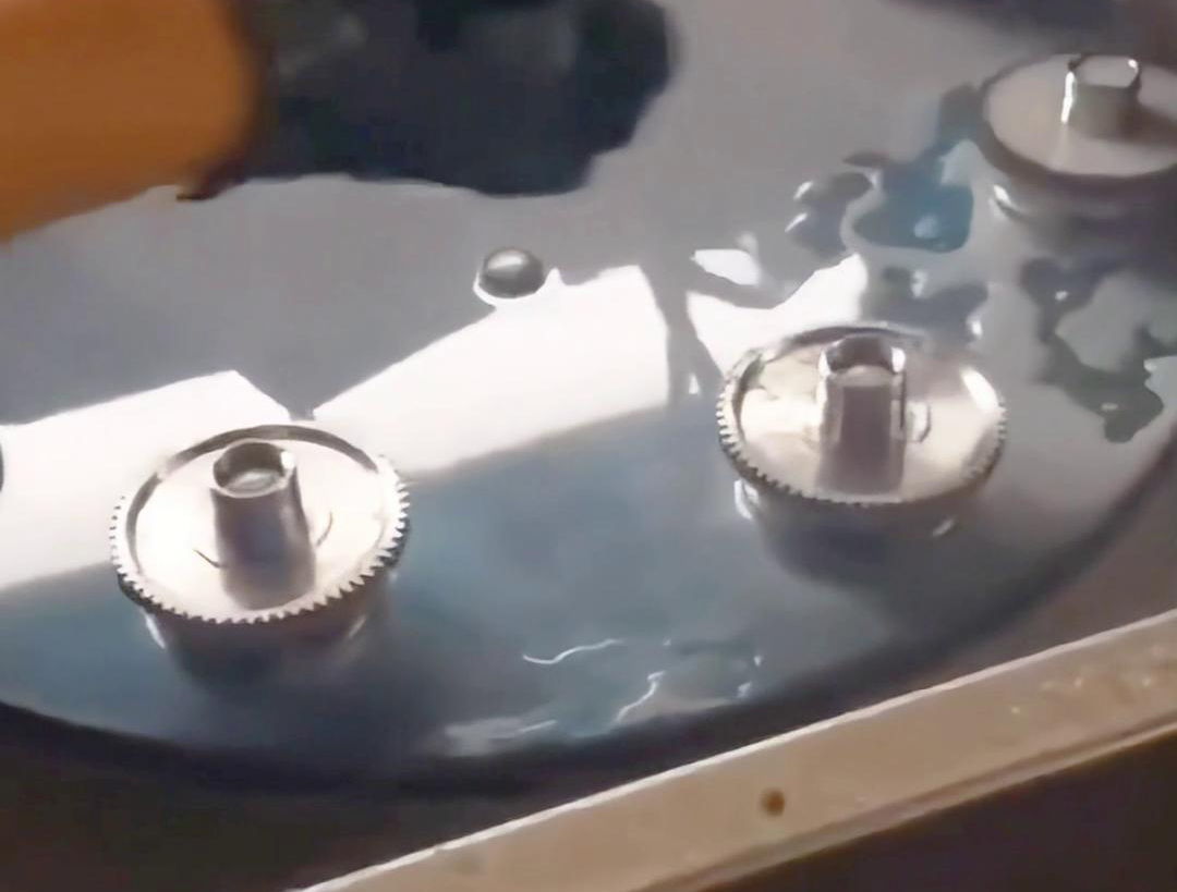 多工位齿轮淬火机床可以同时对多个齿轮进行淬火处理，提高生产效率