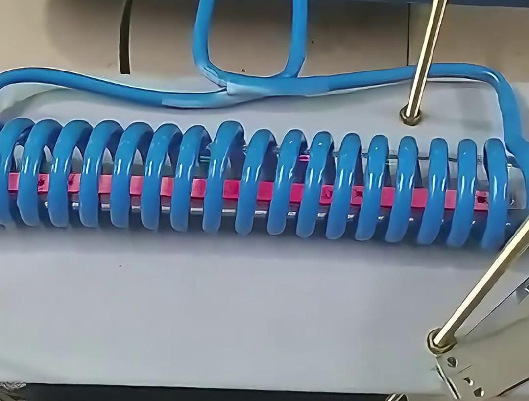 客户定制的高频退火机，专门用于双孔垫片在线退火，(图1)