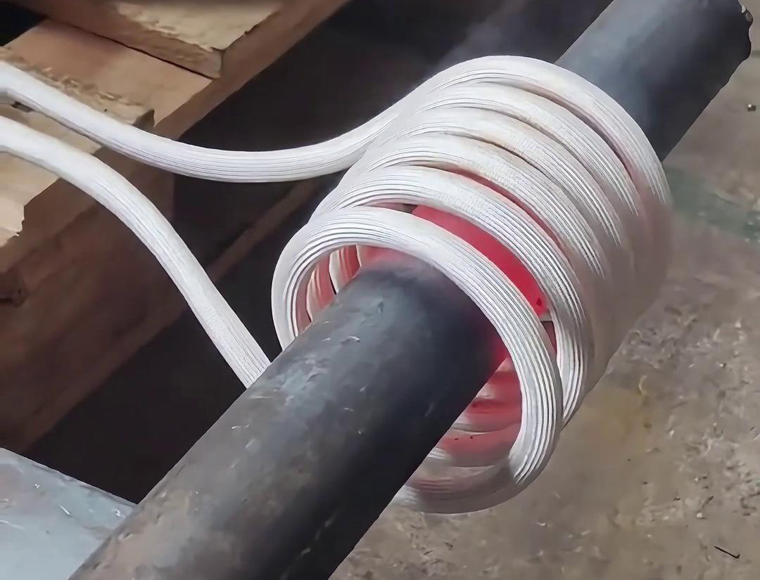 30KW高频大香蕉手机在线视频加热设备，局部加热直径65mm的铁棒折弯