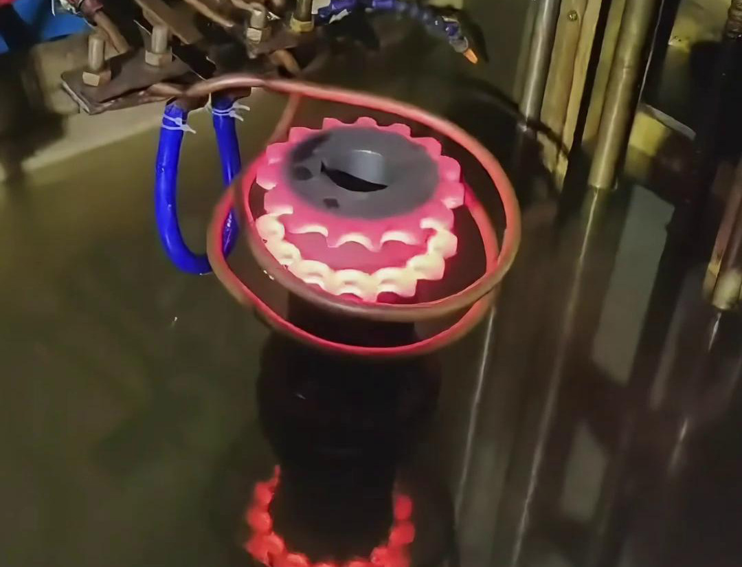 高频大香蕉手机在线视频齿轮淬火是一种高效、精确且节能环保的齿轮表面处理技术(图1)