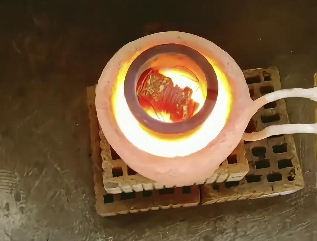 小型中频熔炼炉是一种高效、灵活且精确的熔炼设备