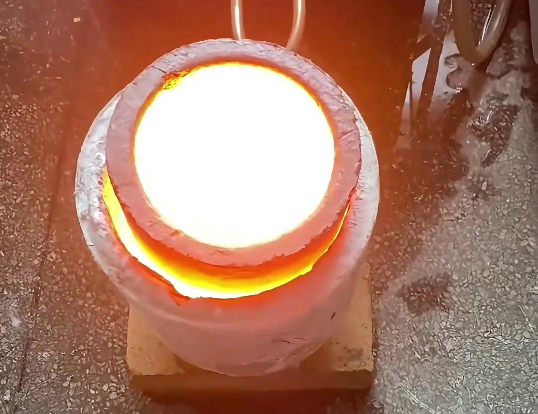 10公斤不锈钢中频熔炼炉广泛应用于小型金属加工企业、实验室、科研机构等领域