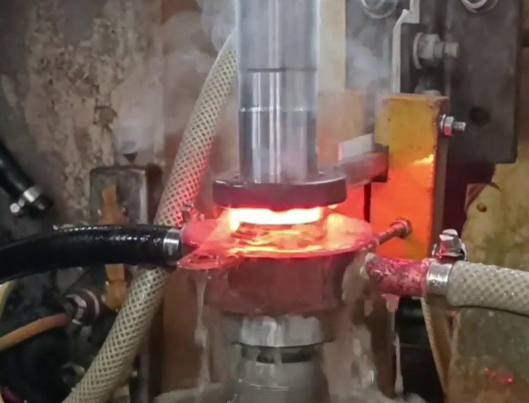 自动化高频淬火机床是现代工业中一种至关重要的热处理设备(图1)