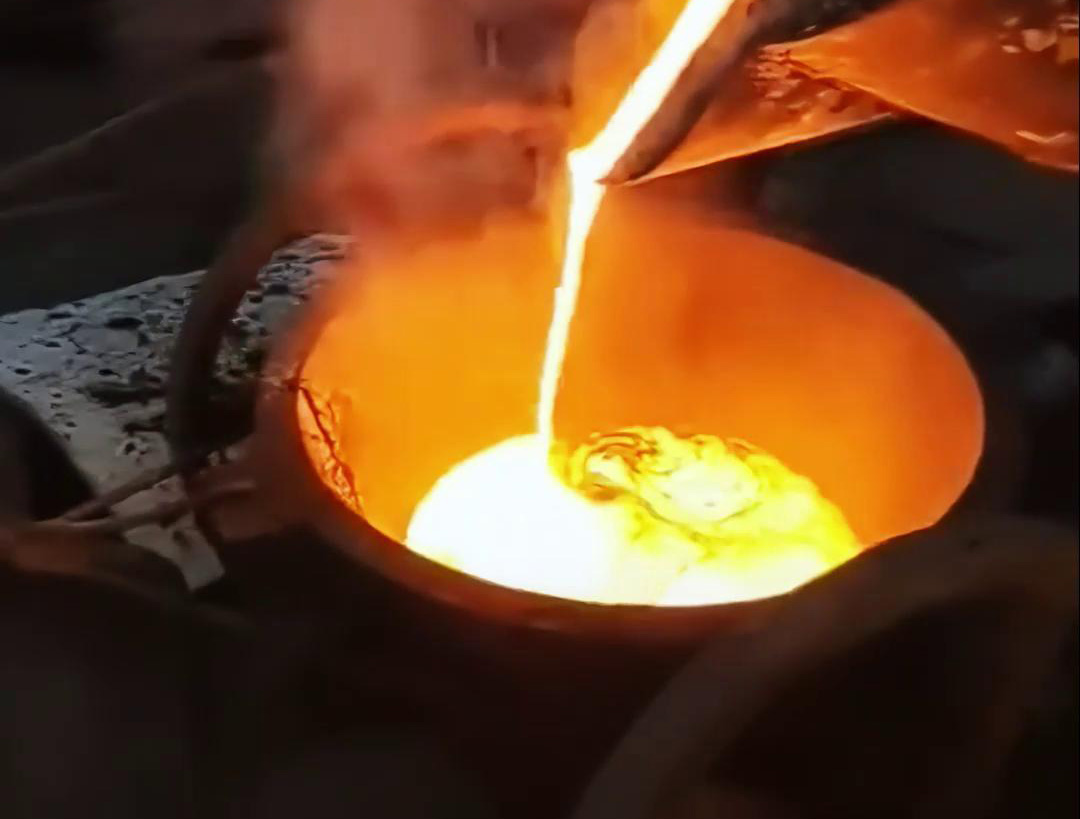 中高频大香蕉手机在线视频熔炼炉的倒料操作处理和注意事项