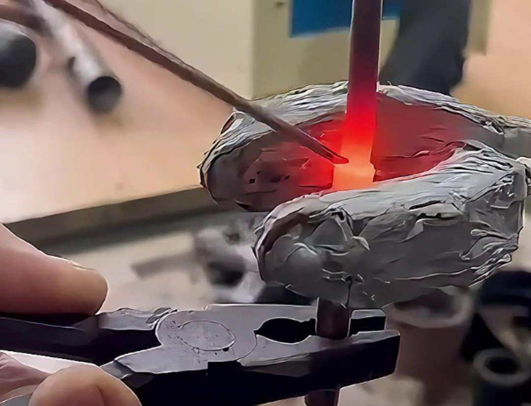 25KW手持式高频机在焊接铜管方面展现出高效、精准和灵活的特点