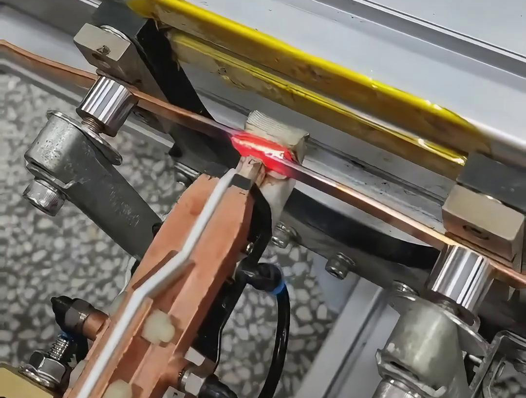 手持式高频焊机适用于铜板等金属材料的焊接、淬火和退火等工艺