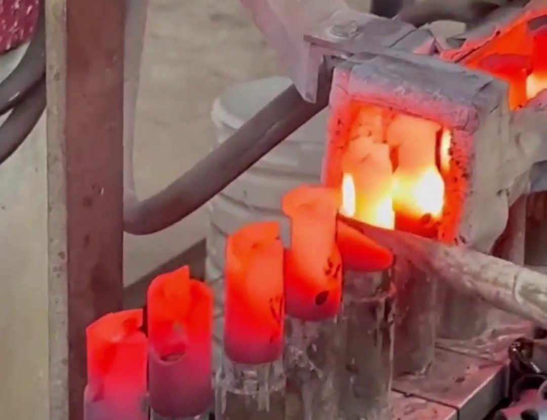 半自动化套筒高频久久大香蕉久久，通过人工上料自动化下料完成淬火