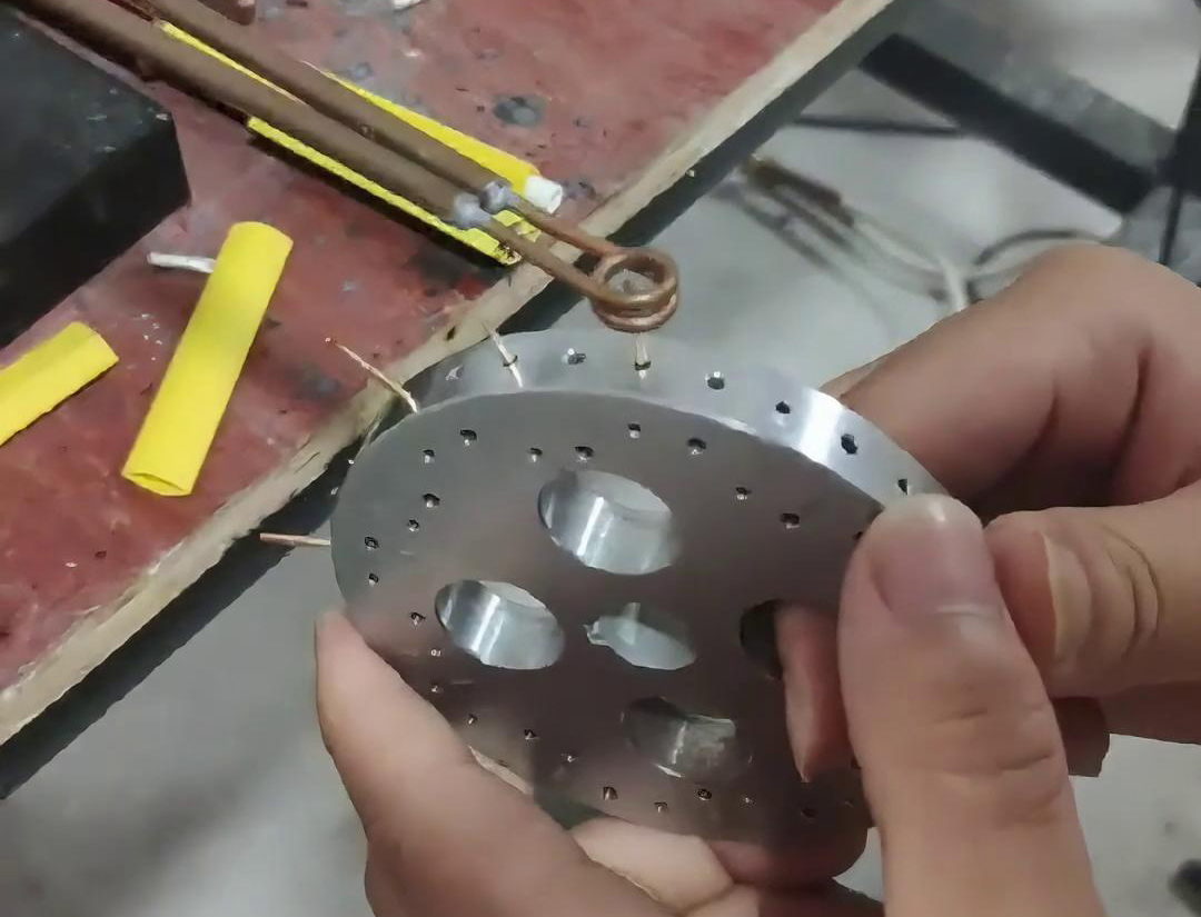 ​一款功能强大的超高频钎焊机，专为焊接尺寸特别小的工件而设计