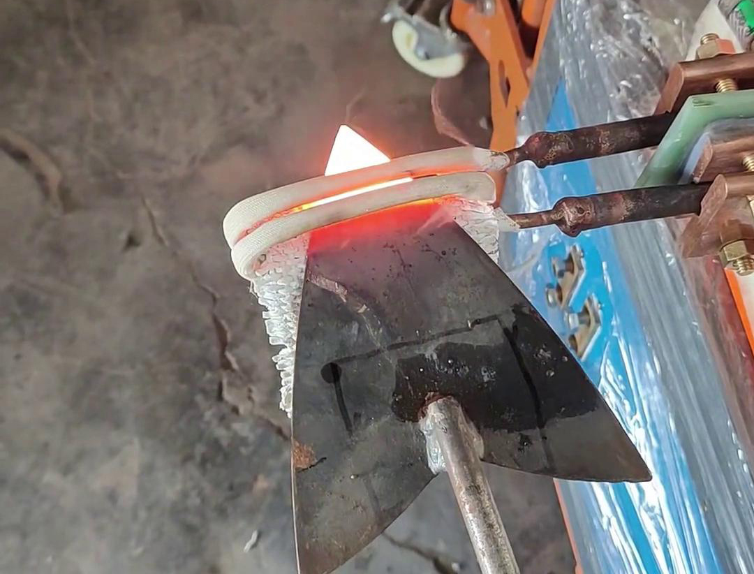 对于只有3mm厚的钢铁板加热，不管是超高频加热机还是高频加热机都可以轻松做到