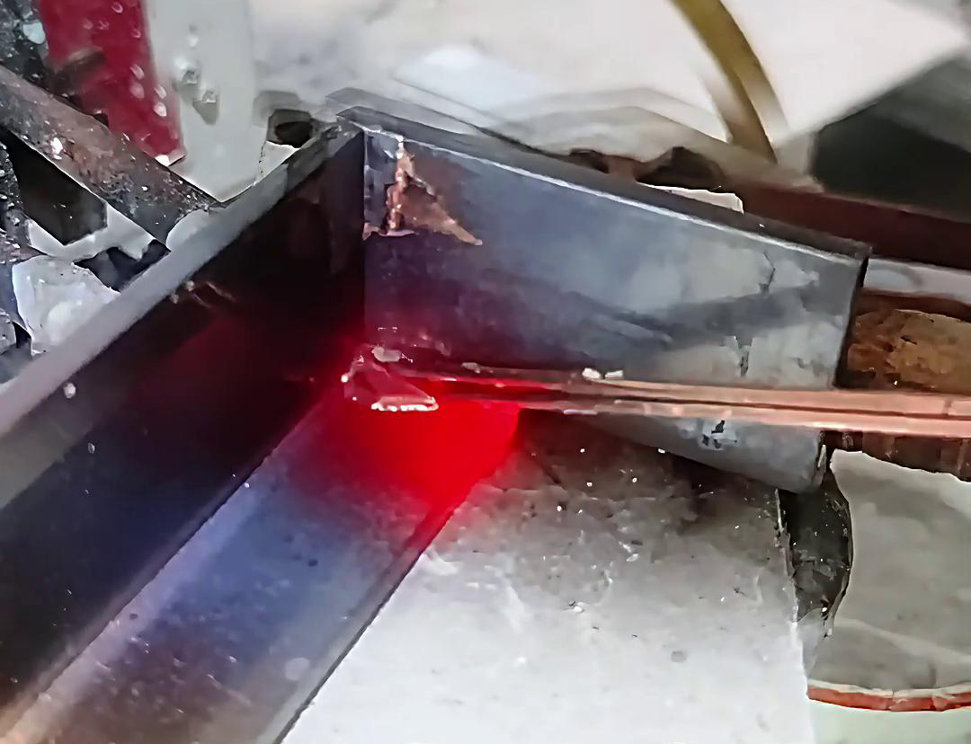 高频焊机在铜排焊接中应根据铜排的材质、尺寸、厚度和焊接要求选择