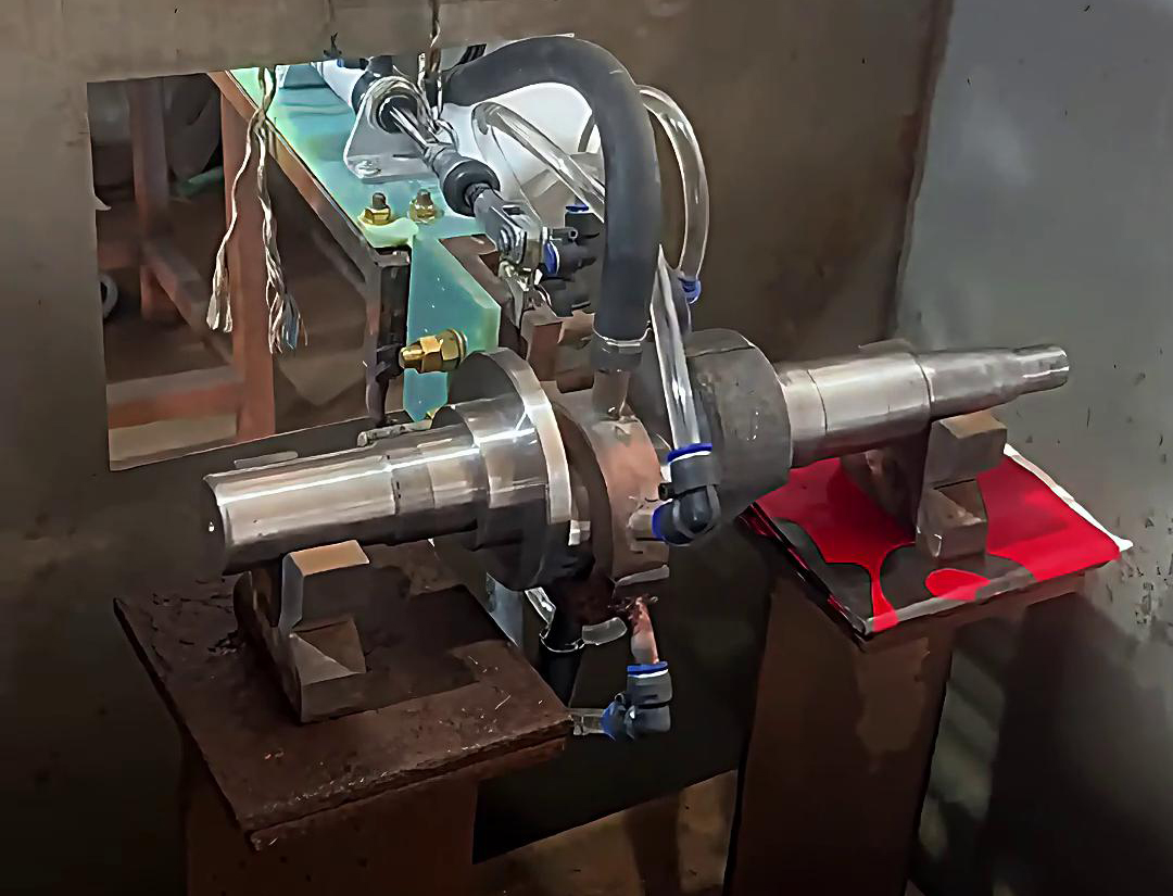 将曲轴置于中频大香蕉手机在线视频久久大香蕉久久中，通过大香蕉手机在线视频线圈产生的交变磁场使曲轴表面迅速升温至淬火温度