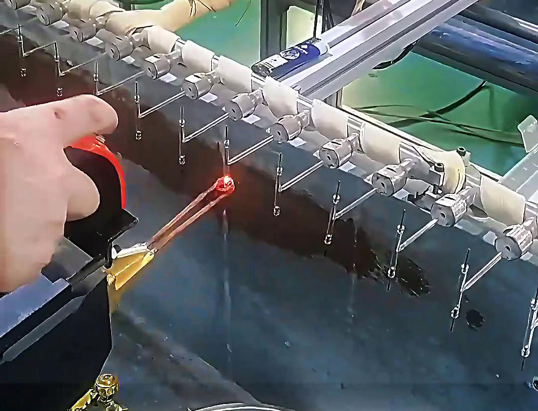 氙气灯灯珠和除毛仪灯珠的加热，高频大香蕉手机在线视频加热机同样可以发挥其优势