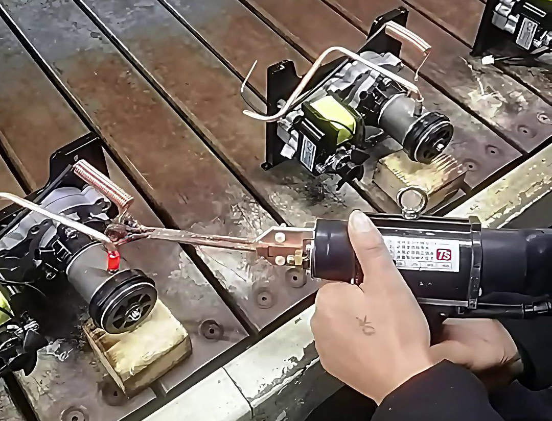 在压缩机铜管焊接中，手持式高频焊机已经得到了广泛应用