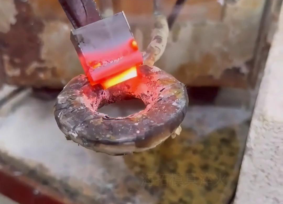 刀模淬火是一种重要的热处理工艺，旨在提高刀模的硬度、耐磨性和使用寿命