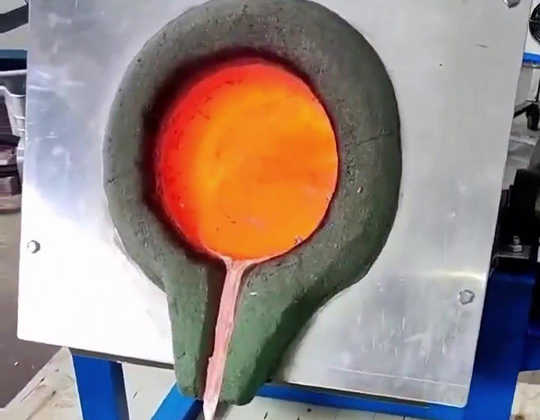 70千瓦中频熔炼炉，采用氧化镁30公斤坩埚熔炼铁块30公斤