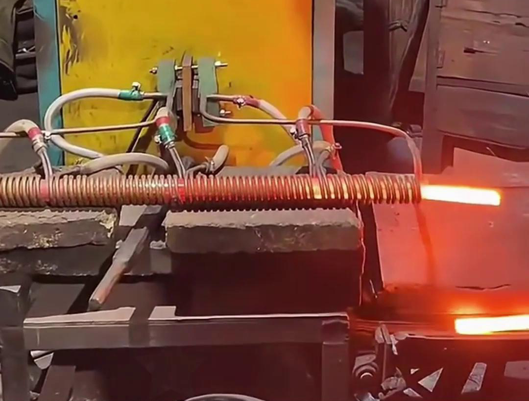 中频大香蕉手机在线视频加热设备一体机专门用来做棒料加热热透锻造使用