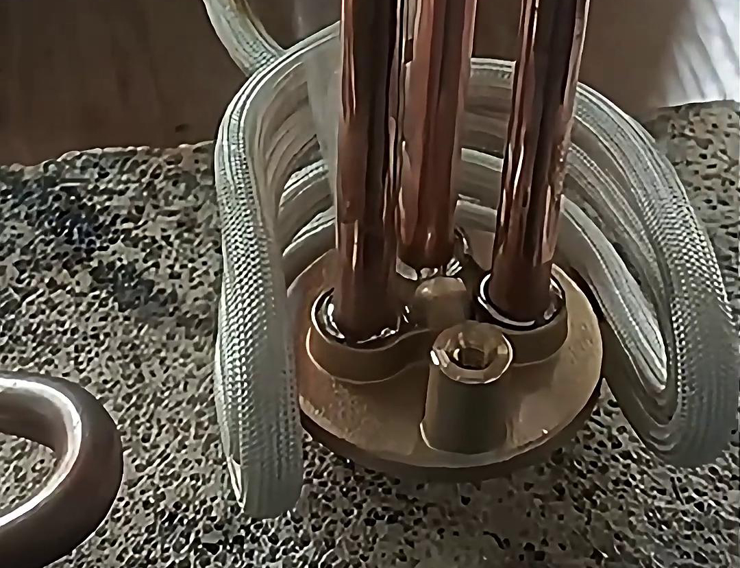 高频钎焊设备可以适用于不同材质、尺寸和形状的铜管分流器的焊接