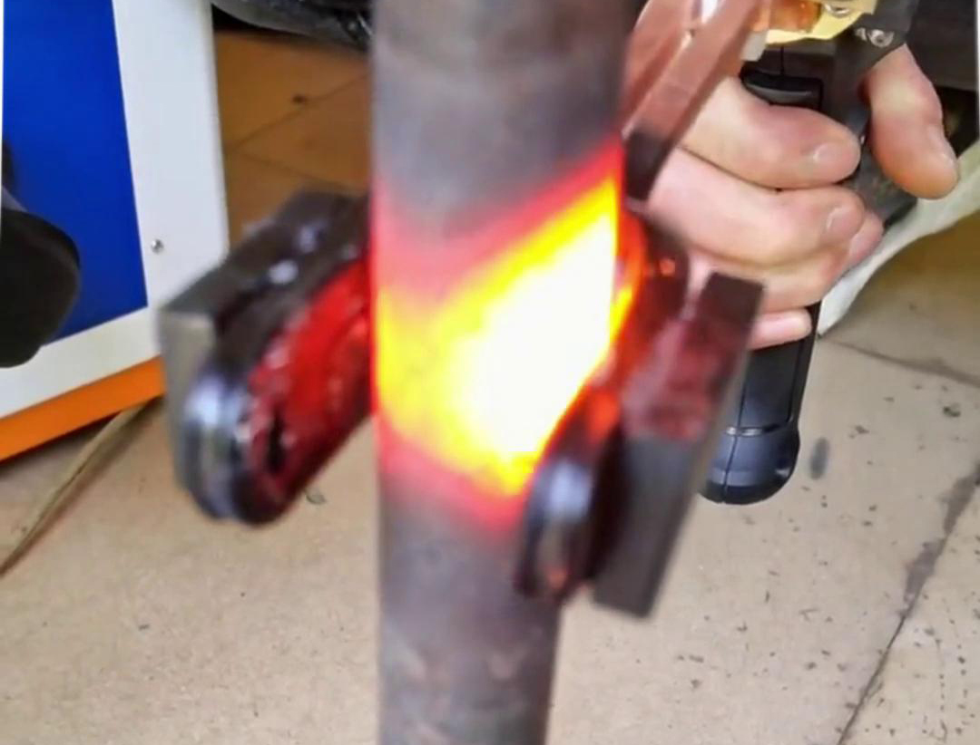 手持式高频加热机U型开口线圈对直径22mm，厚度为3mm钢管加热测试