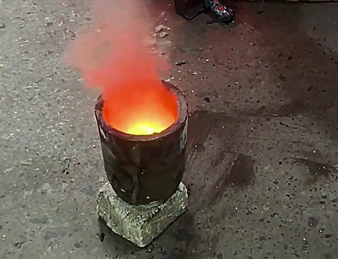 海瑞拓小型中频熔炼炉助力黄金矿粉熔炼测试(图1)