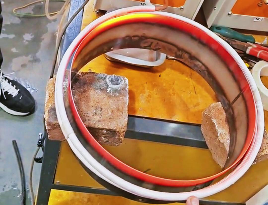 高频加热机对不锈钢钢管进行加热退火，为热压翻边做准备