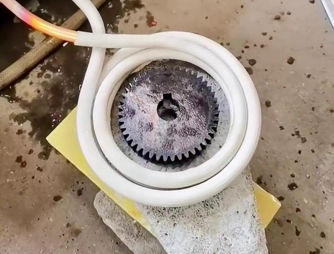 高频久久大香蕉久久能够使齿轮的齿根和齿面温度升高，而心部保持原状