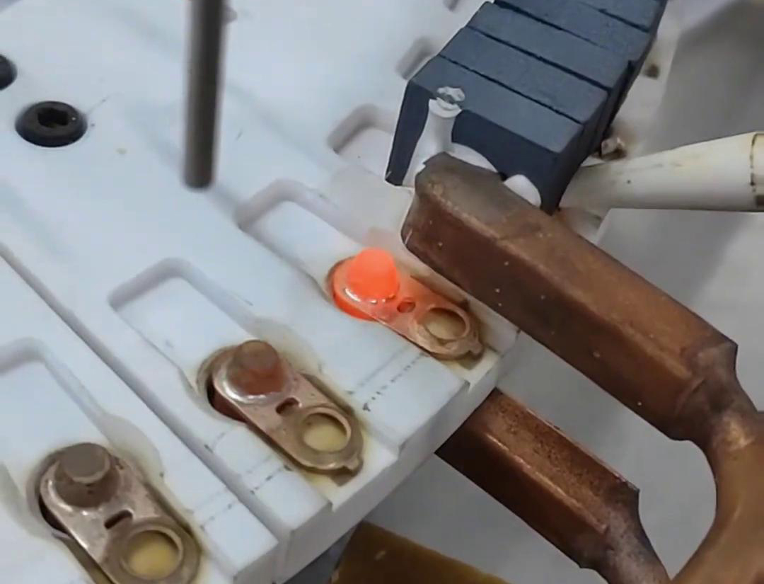 全自动高频焊接设备，用于铜端子的自动化焊接