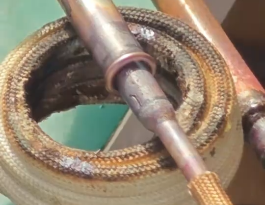 高频焊机焊接铜管时，平焊、立焊、甚至倒焊均可行