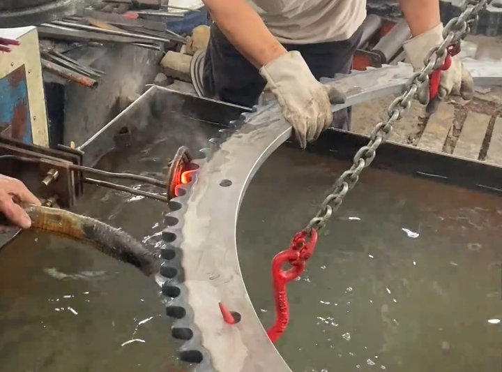 超大齿轮单齿淬火：人工操作的局限与卧式机床的必要性