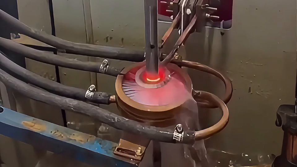 超高频淬火机床，它的特点就是频率高，淬火层深浅，适合表面淬火热处理